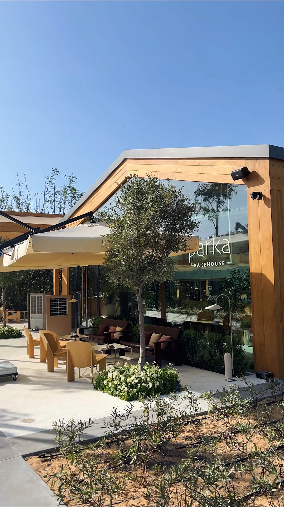 This new spot in Sharjah is trending for all the right reasons. Great for breakfast, lunch or even just to grab a coffee with your choice of viennoiserie 🥐

I loved the large indoor seating area with glass walls, surrounded by greenery making it a bright sun-lit setting with modern interiors 🪴 

The food is freshly made and everything I had was delicious. Plenty of options to choose from 😃 

Here’s what I ordered: 
Tiramisu Latte 29aed
Pistachio Kunafa Croissant 29aed 
PB Sliders 79aed

Additional perks had to be the convenient parking area and a prayer room right next to this bakery 🤲🏻 

📍@parkabakehouse Al Jada, Sharjah