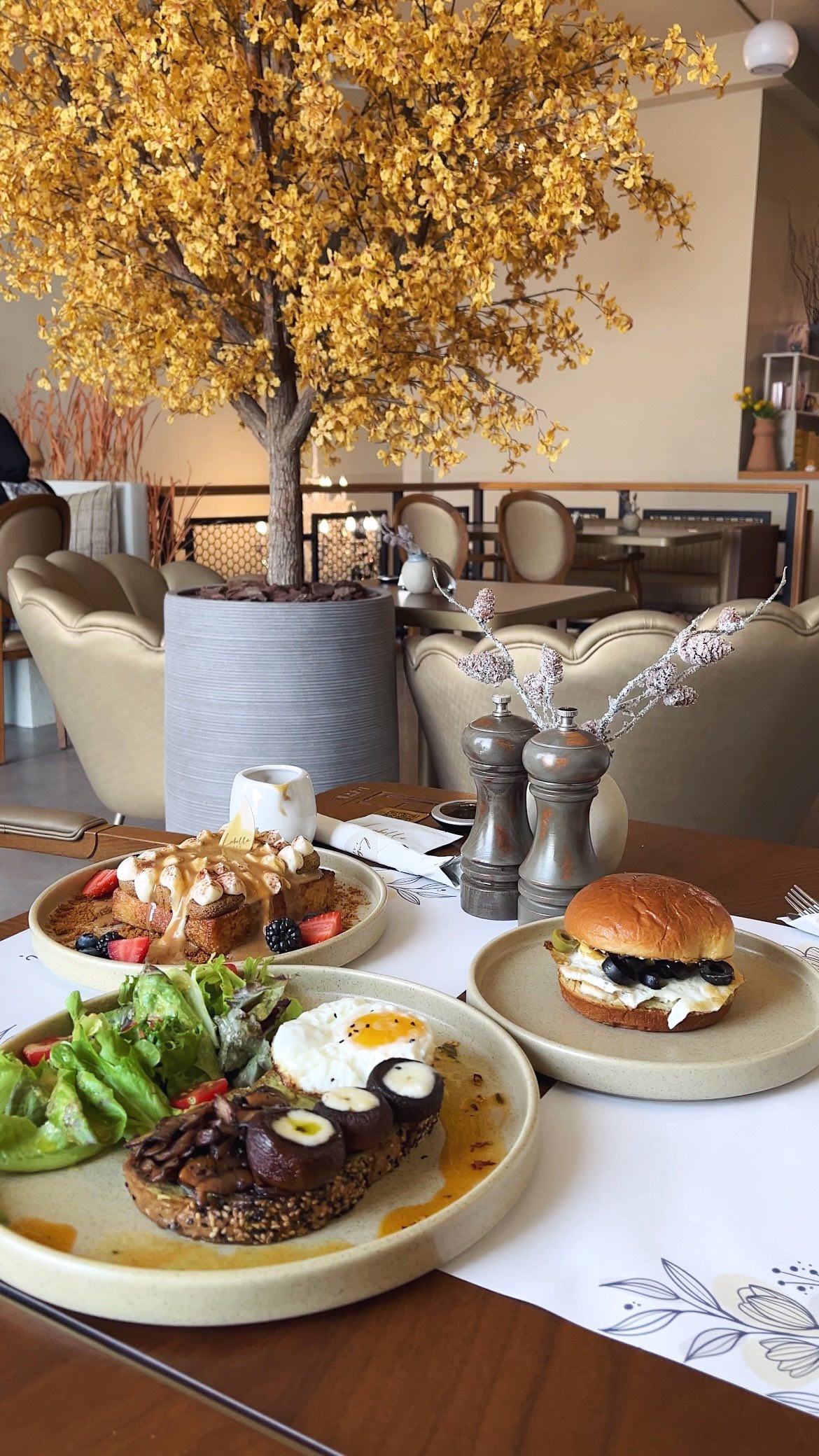 A spec-quack-ular new menu at @lb.cafe.ae The items are so cute and insta-worthy, great to sweeten up these hot summer days ☀️🐥 

I especially loved their new breakfast items (served until 3pm) and the Chocolate pudding was irresistible 🤤👌🏻

Everything we ate: 
French Toast Tiramisu (45aed)
Mushroom Toast (48aed)
Halloumi sunshine bun (35aed)
Duck Cake (40aed)
Mango-misu icecream (20aed)
Dragon fruit icecream (20aed)
Chocolate Pudding (30aed) 

The drinks and coffee here are great too! ☕️

📍Nad Al Hammar, Dubai 
Also located in Ajman, RAK and Abu Dhabi
