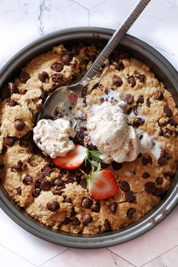 https://strawberryinthedesert.com/wp-content/uploads/2023/02/Oatmeal-Pizookie.jpg